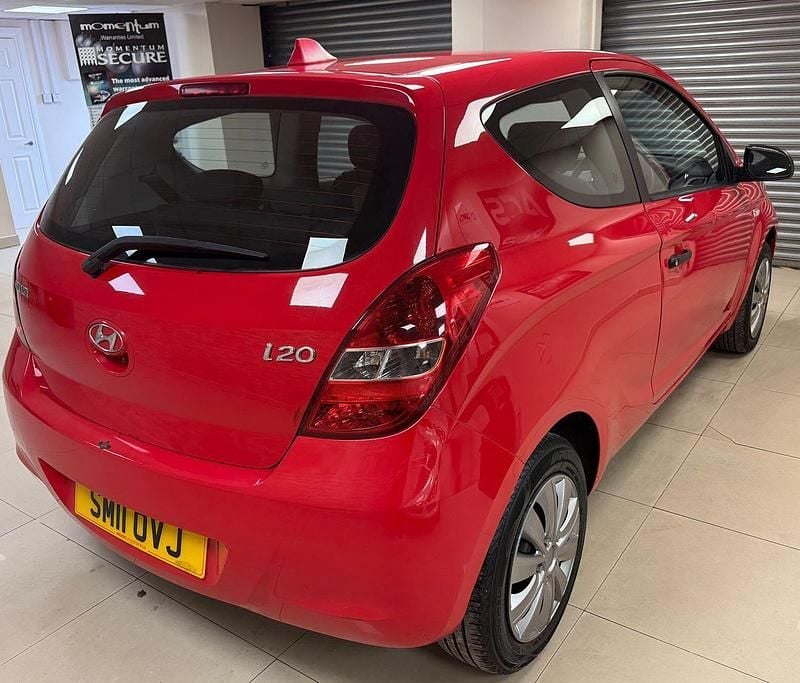 Used Hyundai i20 Classic 77 HP (56 kW) 2011 Red Hatchback
