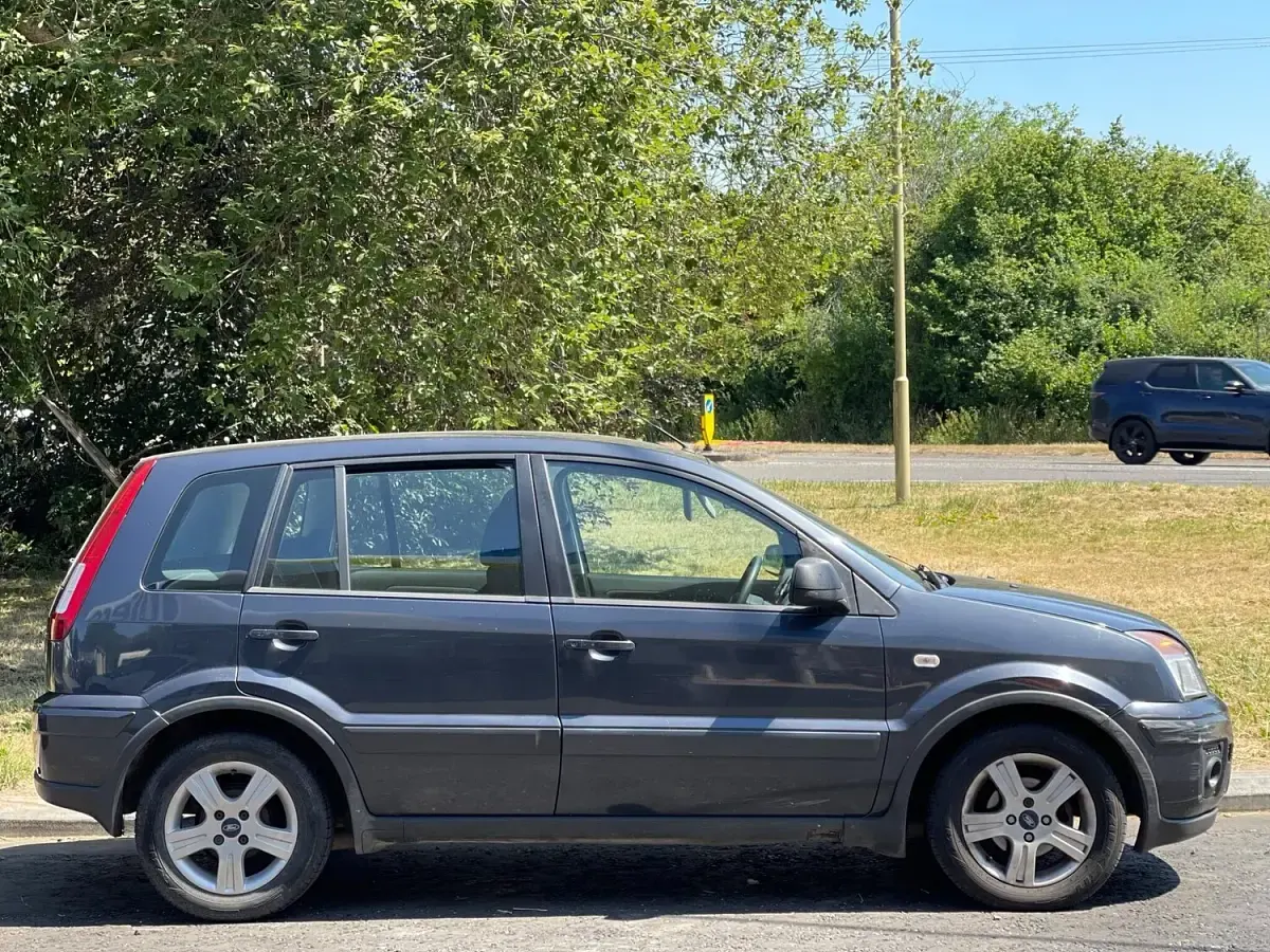 Used Ford Fusion Zetec 80 HP (58 kW) 2010 Grey Hatchback
