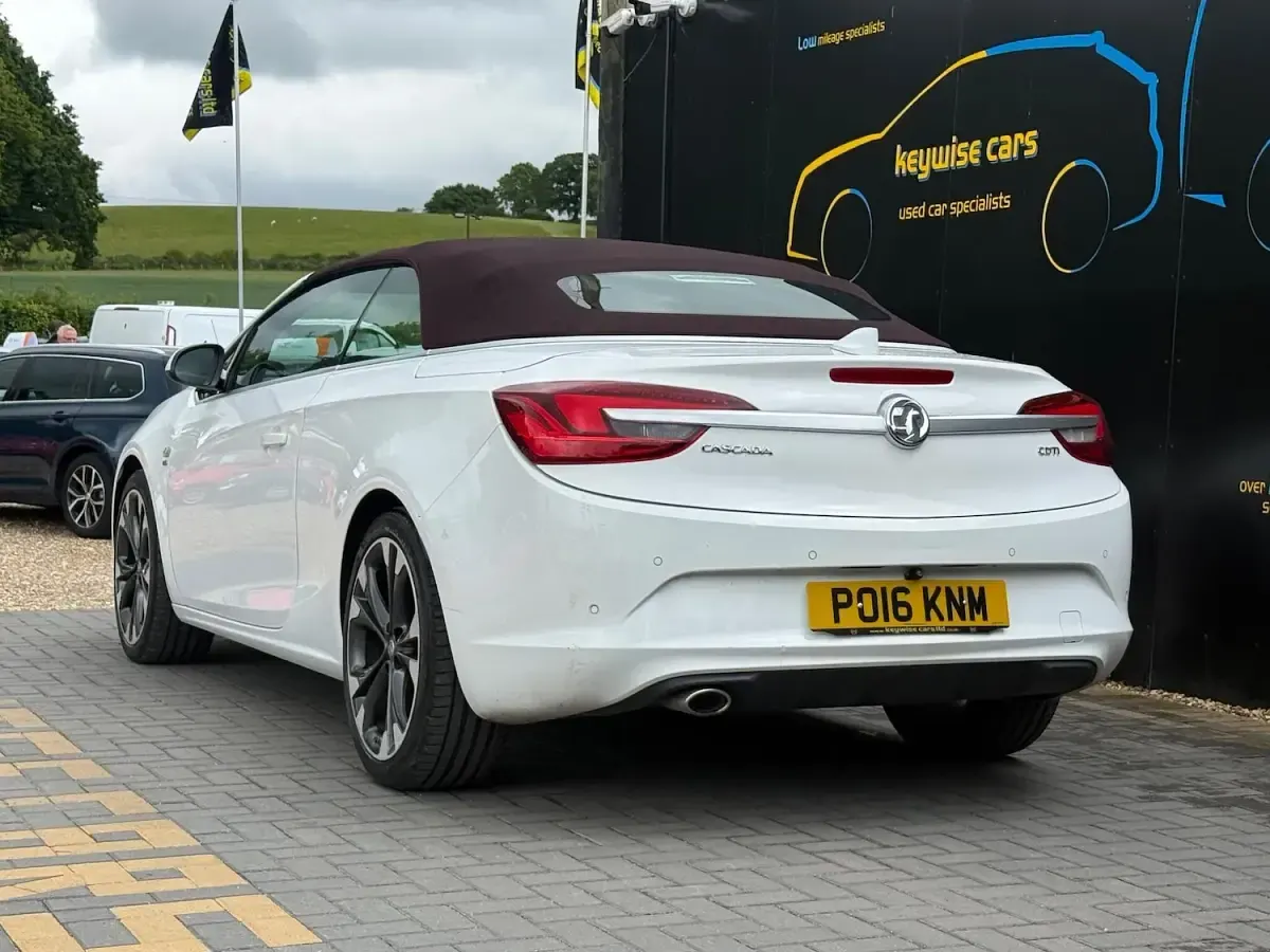 Used Vauxhall Cascada Elite 170 HP (125 kW) 2016 White Cabriolet
