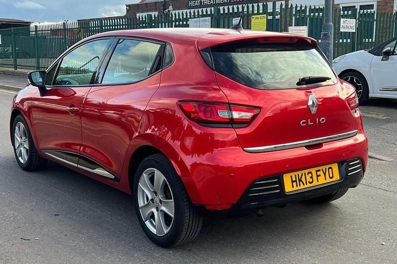 Red Used 2013 Renault Clio IV Dynamique Hatchback | £3,000 (Good price) - Image 1/1
