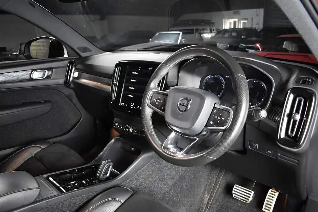 Used Volvo XC40 R-Design 190 HP (139 kW) 2019 Red SUV