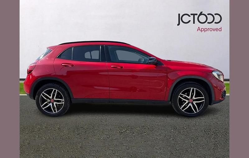 Used Mercedes GLA180 Urban 120 HP (88 kW) 2019 Red SUV
