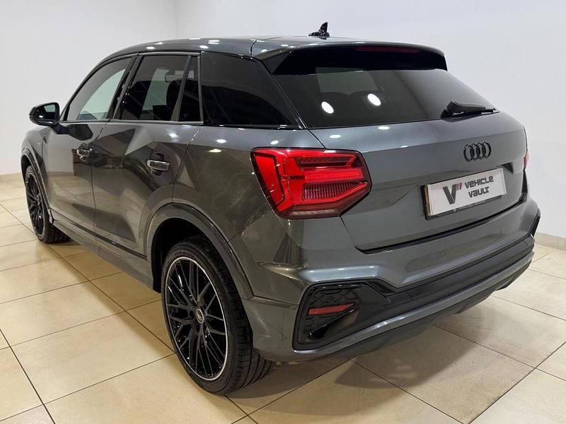 Begagnad Audi Q2 Black Edition 2021 Grå SUV