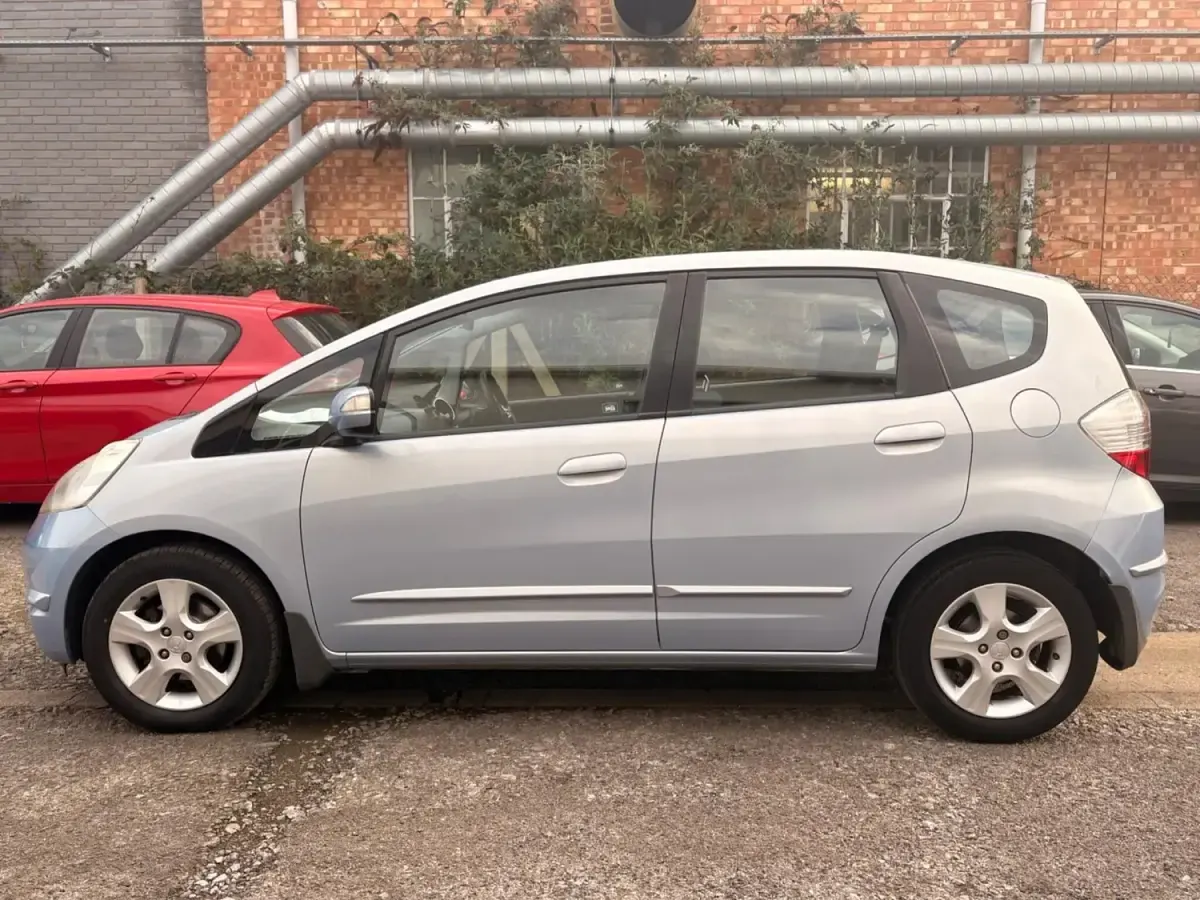 Second-hand Honda Jazz ES 100 CP (73 kW) 2009 Albastru Hatchback