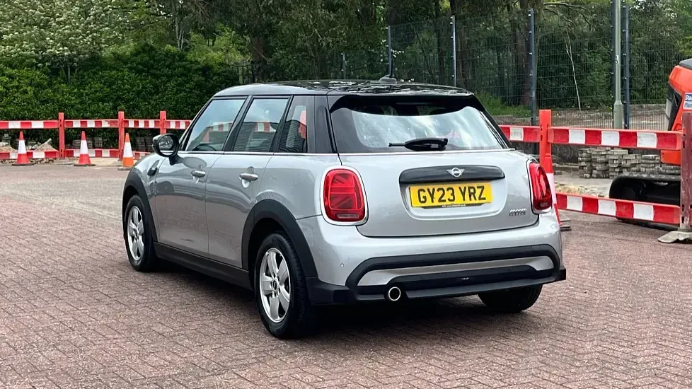 Usado Mini Cooper Classic 134 CV (98 kW) 2023 Plateado Utilitario