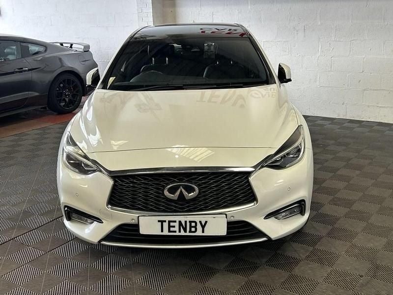 Used Infiniti Q30 Premium 170 HP (125 kW) 2016 White Hatchback