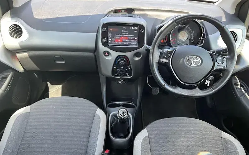 Used Toyota Aygo X-play 72 HP (52 kW) 2020 White Hatchback
