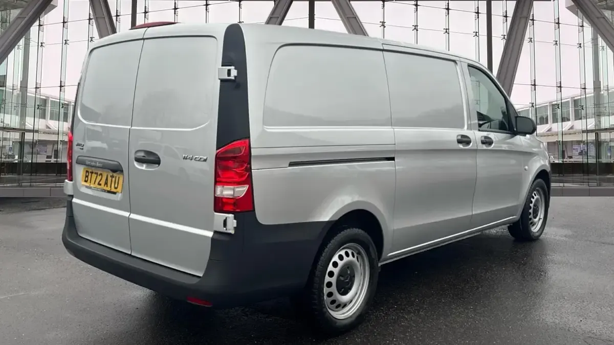 Usado Mercedes Vito Progressive 136 HP (100 kW) 2022 Prateado Van