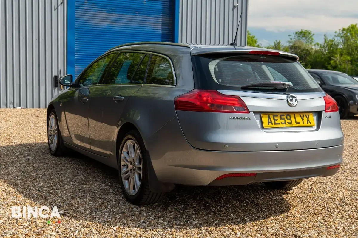 Used Vauxhall Insignia 160 HP (117 kW) 2009 Silver Estate