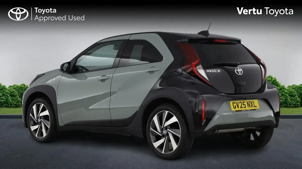 Used Toyota Aygo X 72 HP (52 kW) 2025 Tarragon bitone (metallic paint) SUV