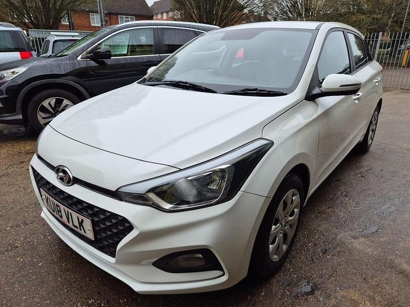 Used Hyundai i20 75 HP (55 kW) 2018 White Hatchback