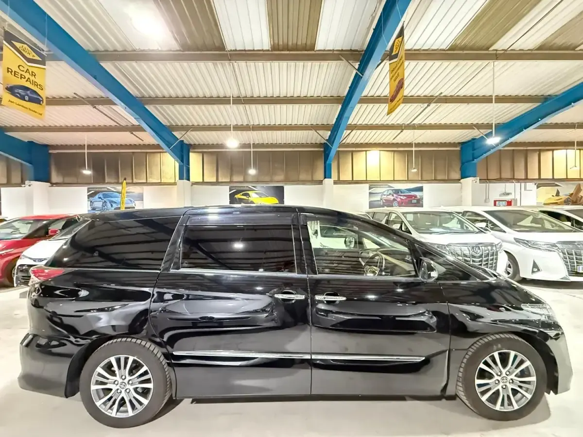 Begagnad Toyota Estima 2026 Svart Minibuss