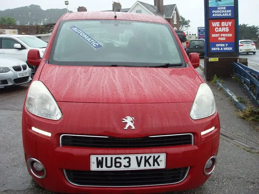 Used Peugeot TePee S 92 HP (67 kW) 2013 Red MPV