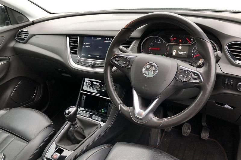 Used Vauxhall Grandland X Elite 130 HP (95 kW) 2018 White SUV