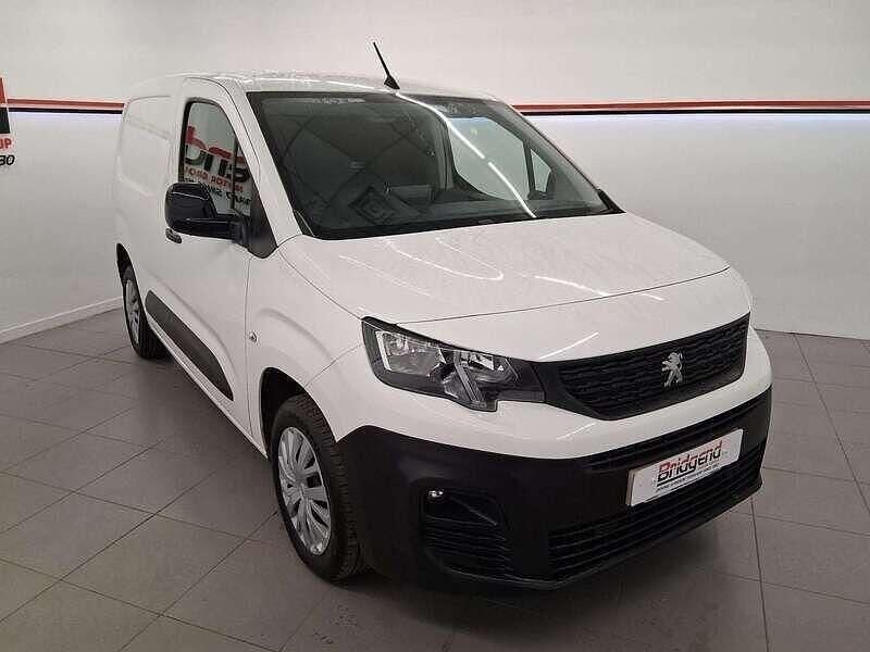 White Used 2022 Peugeot Partner Premium MPV | £9,999 (Fair price) - Image 1/4