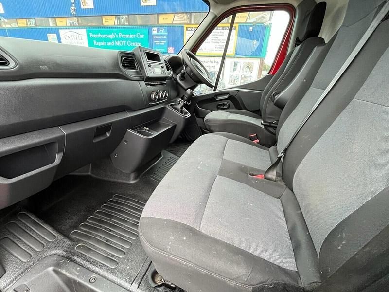 Used Nissan Interstar Acenta 135 HP (99 kW) 2023 Red Van