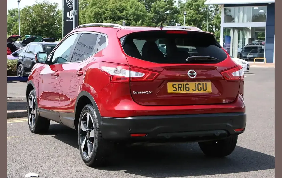 Used Nissan Qashqai N-TEC 115 HP (84 kW) 2016 Red SUV