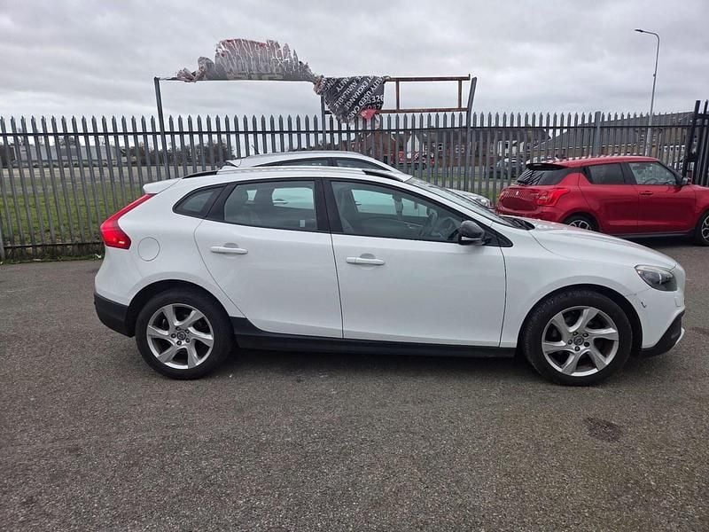 Used Volvo V40 2013 White Hatchback