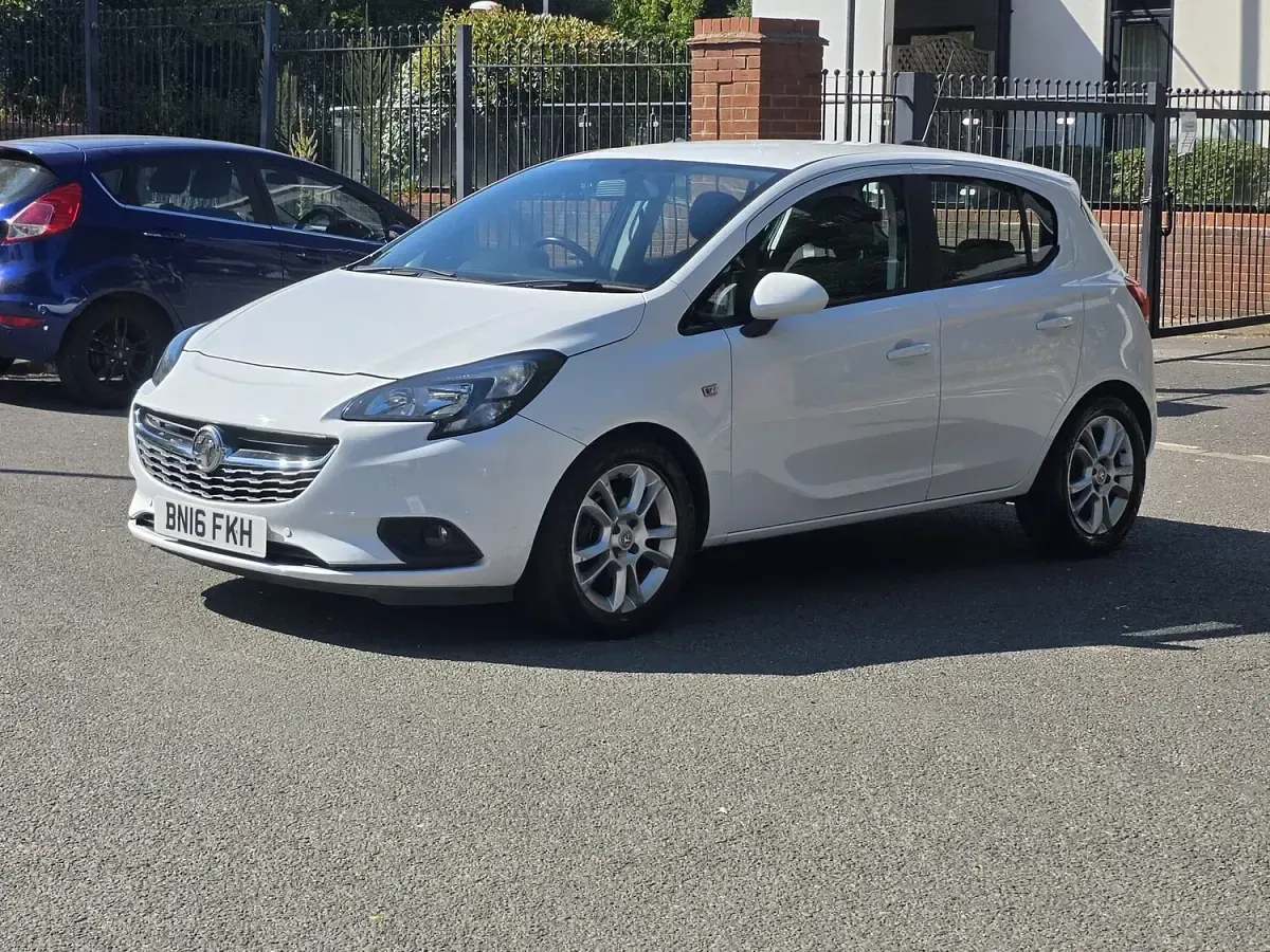 Used Vauxhall Corsa Design Edition 90 HP (66 kW) 2016 White Hatchback