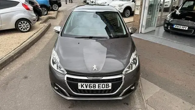 Used Peugeot 208 Allure Premium 82 HP (60 kW) 2018 Platinum grey metallic Hatchback