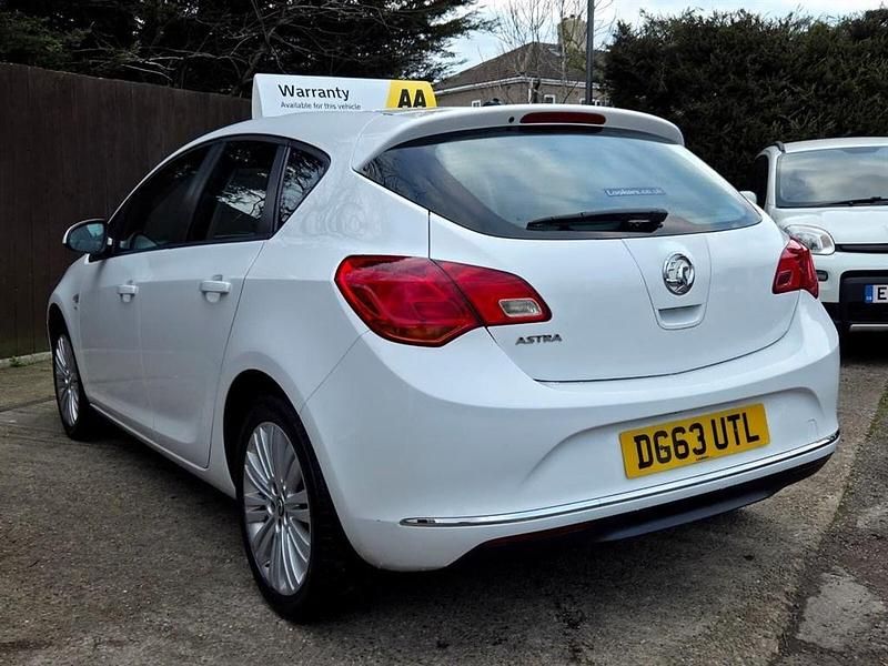 Used Vauxhall Astra 2013 White Hatchback