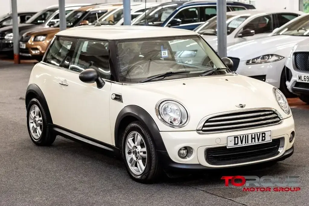 Begagnad Mini ONE Hatch 98 HK (72 kW) 2011 Vit Halvkombi
