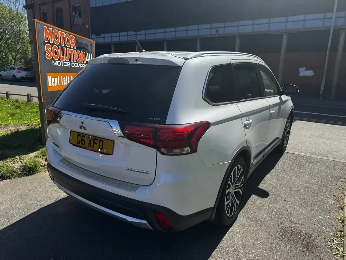 Usado Mitsubishi Outlander 150 HP (110 kW) 2016 Branco SUV