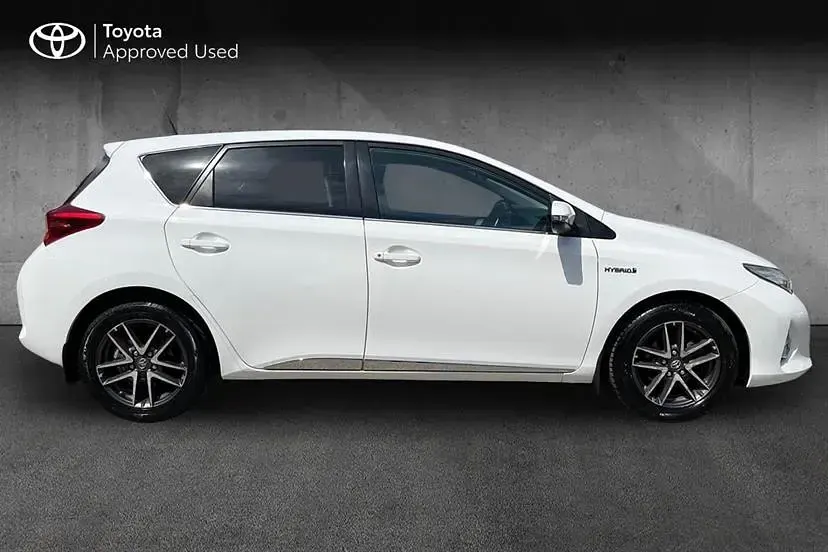 Used Toyota Auris Hybrid 136 HP (100 kW) 2015 Pure white Hatchback
