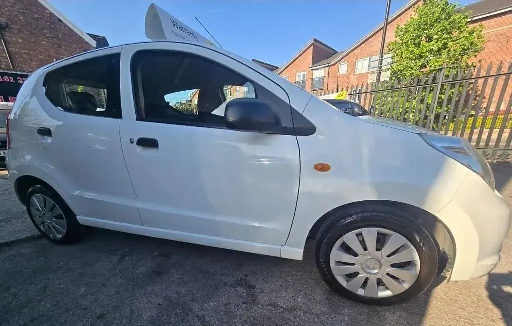 Used Suzuki Alto 68 HP (50 kW) 2013 White Hatchback