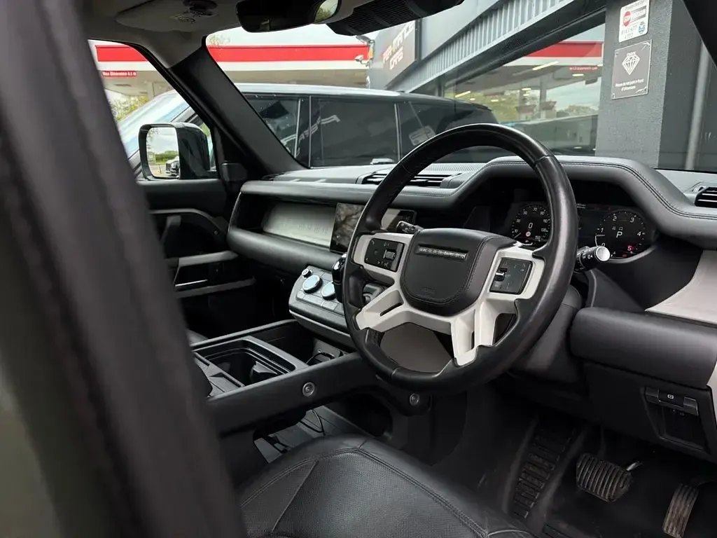 Used Land Rover Defender SE 300 HP (220 kW) 2023 Green SUV