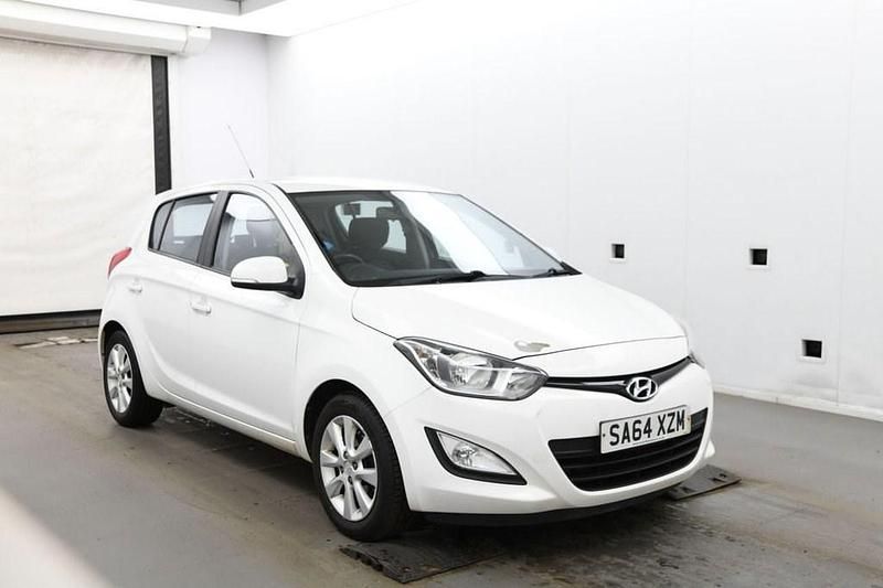 Used Hyundai i20 Active 85 HP (62 kW) 2014 White Hatchback