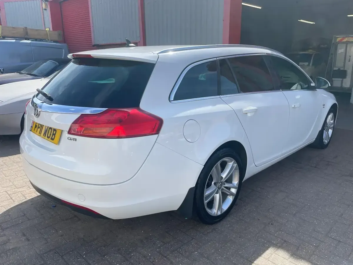 Used Vauxhall Insignia SRi 160 HP (117 kW) 2011 White Estate