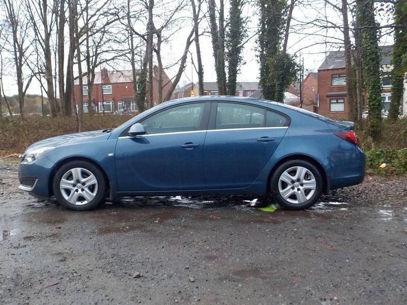 Used Vauxhall Insignia Design Edition 2017 Blue Hatchback