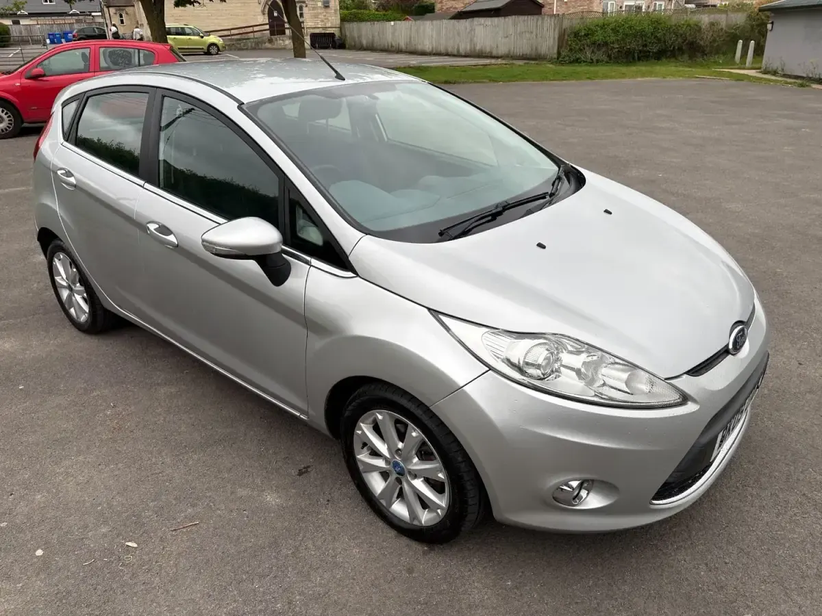 Begagnad Ford Fiesta Zetec 2009 Silver Halvkombi