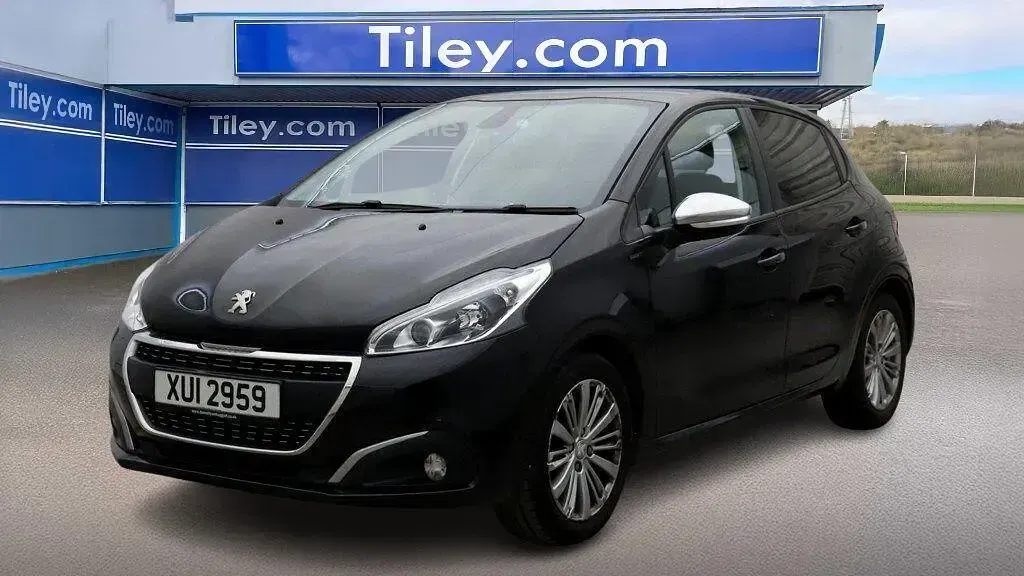 Used Peugeot 208 Signature Sky 82 HP (60 kW) 2019 Black Hatchback