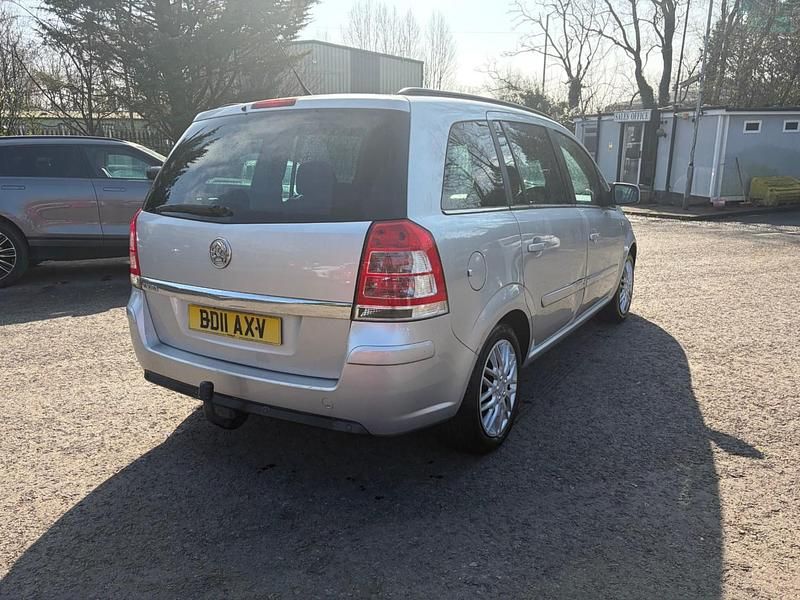 Second-hand Vauxhall Zafira 125 CP (91 kW) 2011 Argintiu Monovolum