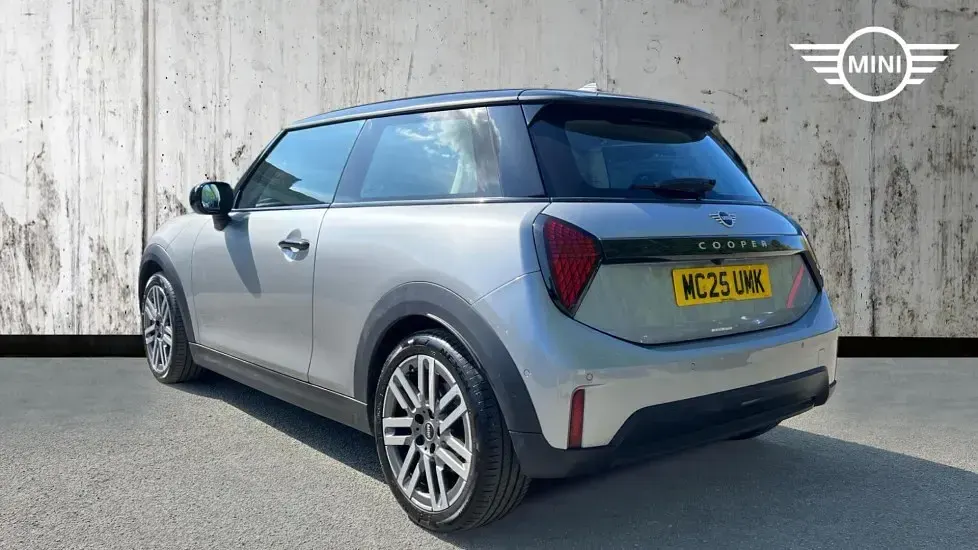 Usado Mini Cooper Hatch 113 kW (154 CV) 2025 Plateado Utilitario