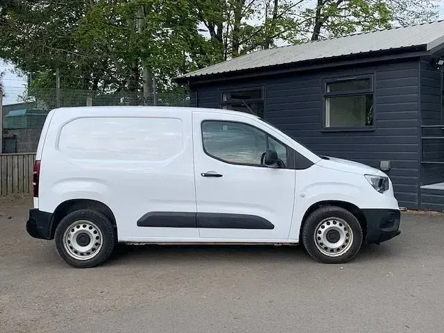 Gebraucht Vauxhall Combo 100 PS (73 kW) 2021 Weiß Van / Kleinbus