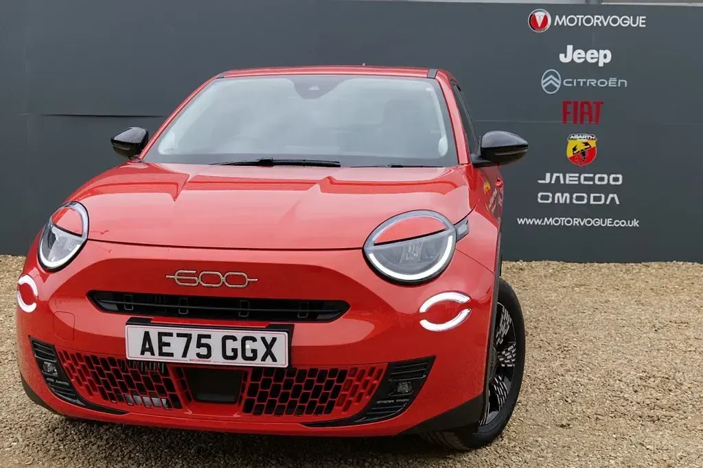 Nuevo Fiat 600 136 CV (100 kW) 2025 Naranja Utilitario