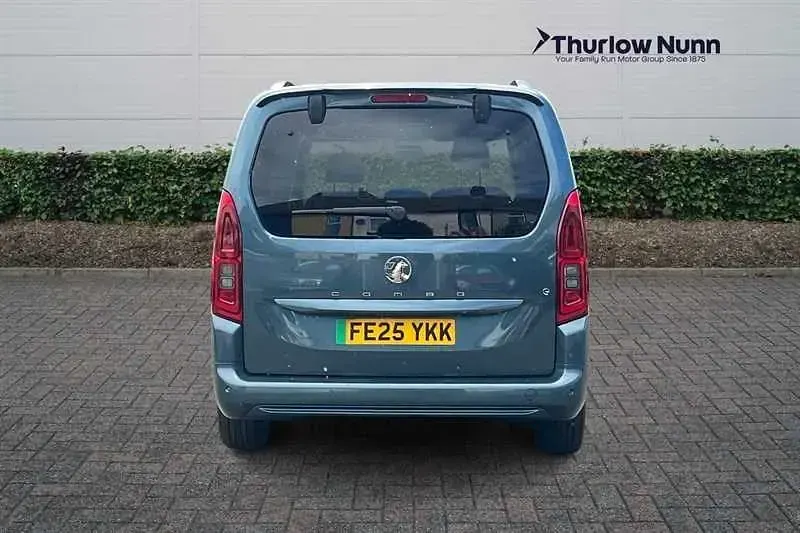 Używany Vauxhall Combo Ultimate 100 kW (136 KM) 2025 Niebieski Minivan