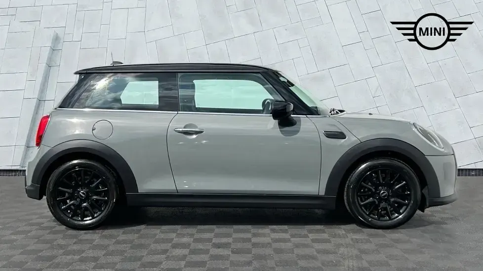 Usado Mini Cooper Classic 134 HP (98 kW) 2022 Cinzento Citadino