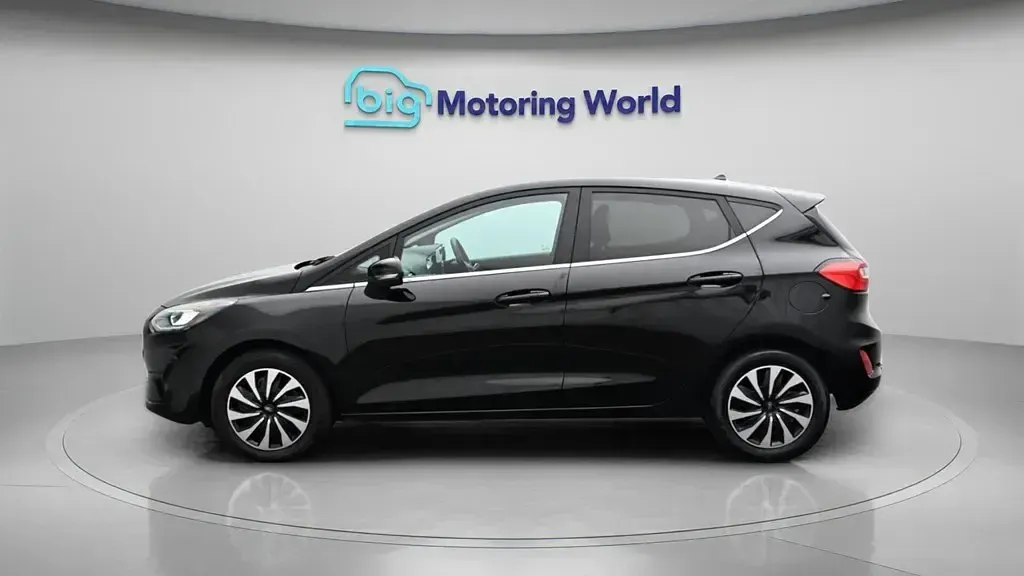 Begagnad Ford Fiesta Titanium 100 HK (73 kW) 2023 Svart Halvkombi