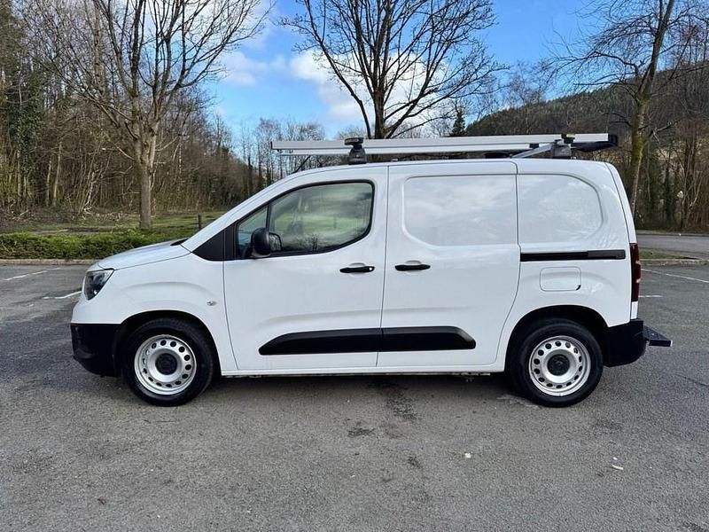 Second-hand Vauxhall Combo Edition 100 CP (73 kW) 2019 Alb Monovolum