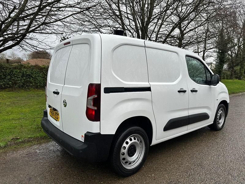 Used Vauxhall Combo 100 HP (73 kW) 2019 White Van