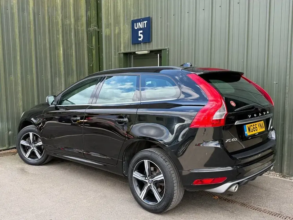 Used Volvo XC60 R-Design 190 HP (139 kW) 2017 Black SUV