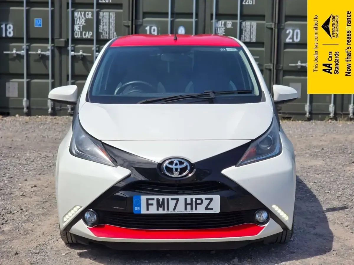 Used Toyota Aygo x-press 68 HP (50 kW) 2017 White Hatchback