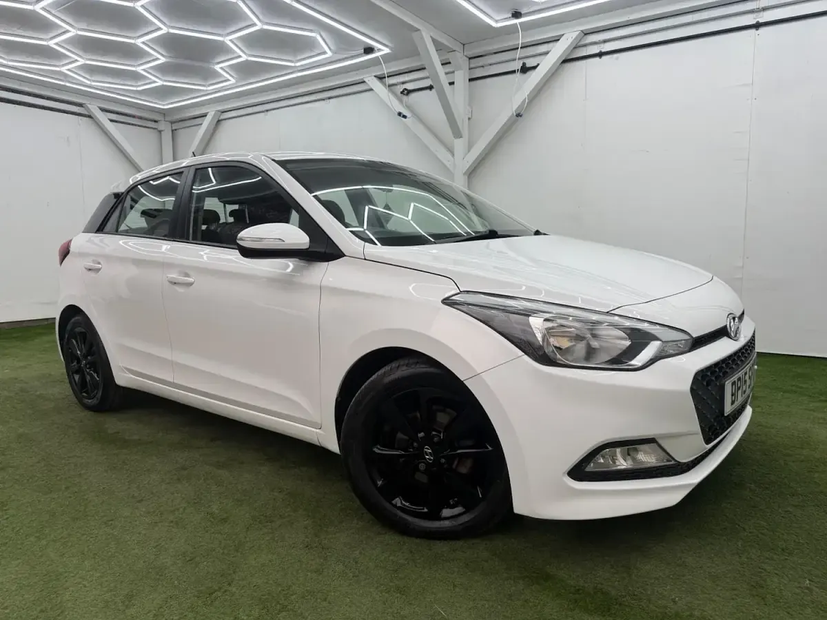 Used Hyundai i20 SE 84 HP (61 kW) 2015 White Hatchback