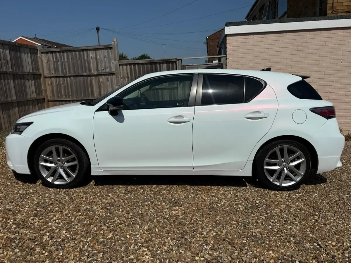 Used Lexus CT200h 2016 White Hatchback