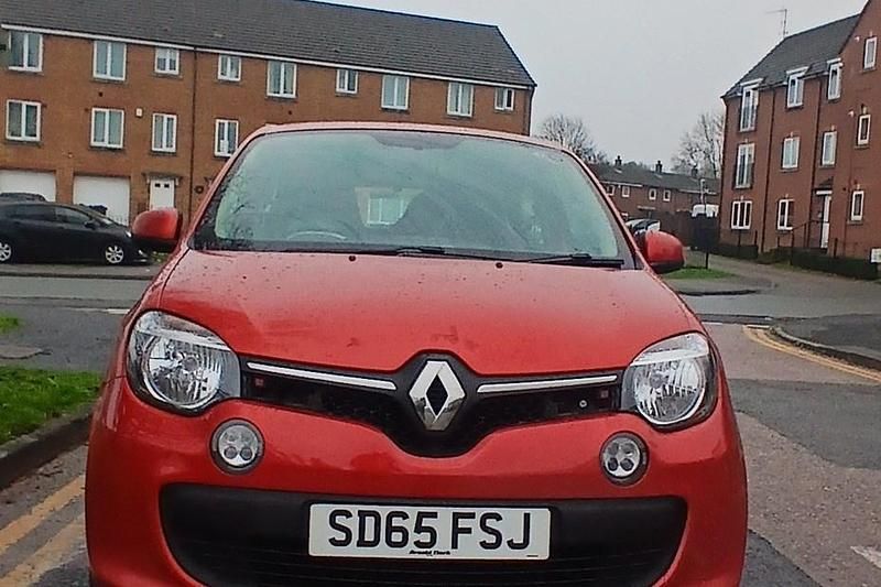 Used Renault Twingo Play 70 HP (51 kW) 2015 Red Hatchback