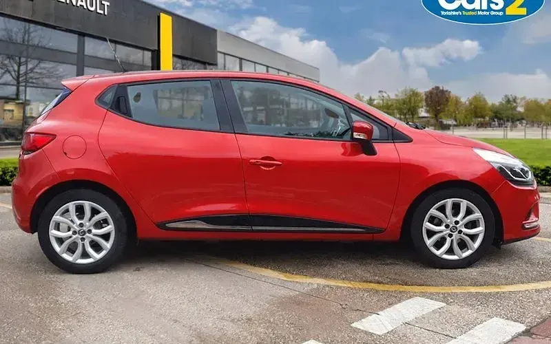Used Renault Clio IV Dynamique 90 HP (66 kW) 2018 Red  Hatchback